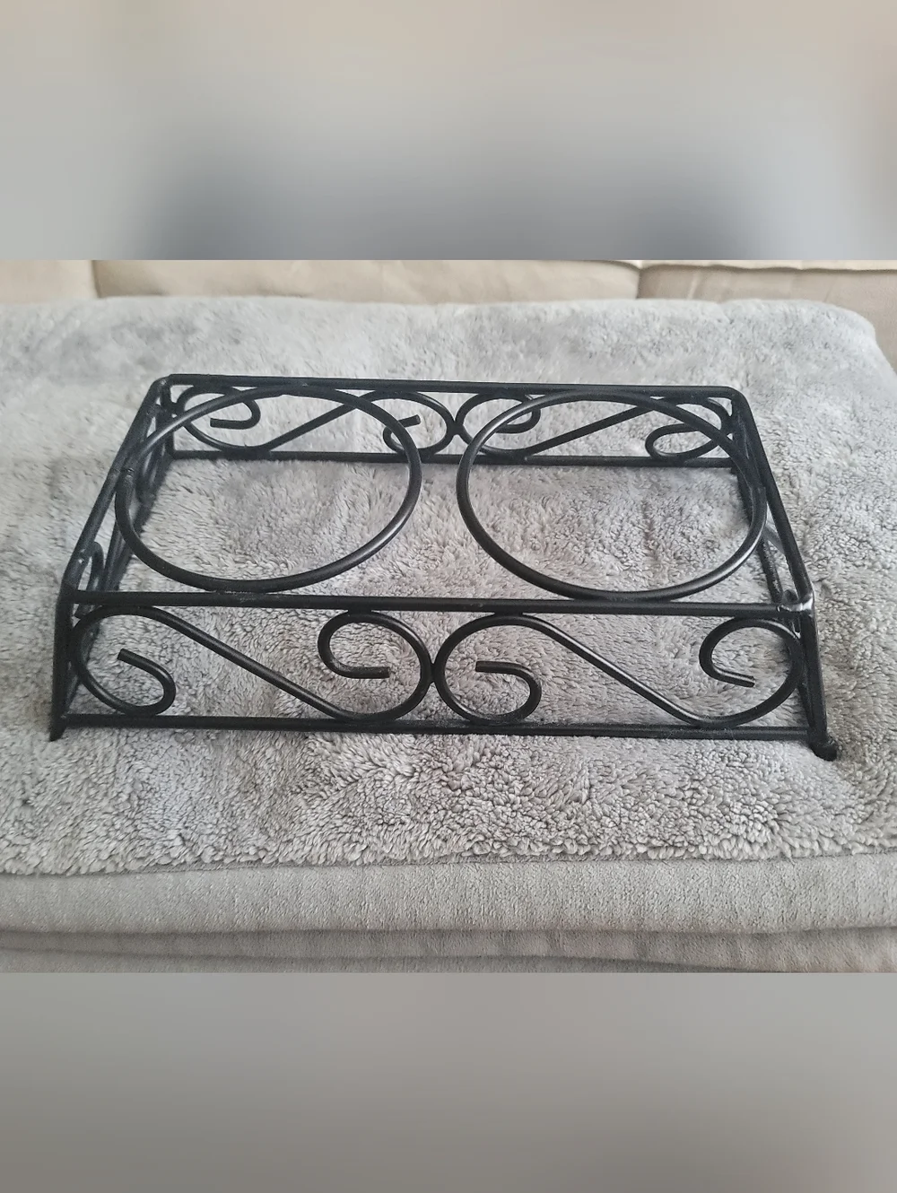 WROUGHT IRON Small Pets Feeding Bowl Holder